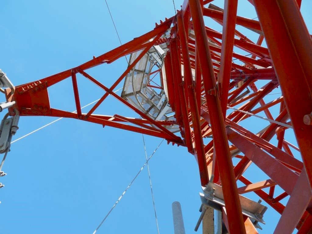 Corona de un mástil arriostrado con antenas instaladas