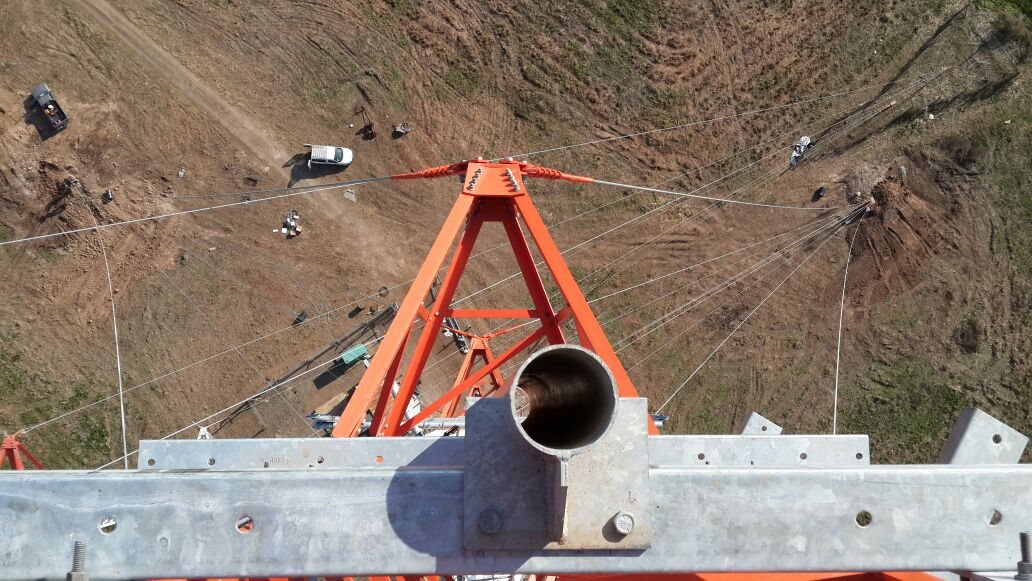 Vista cenital desde la corona de un mástil arriostrado instalado por HW Solutions