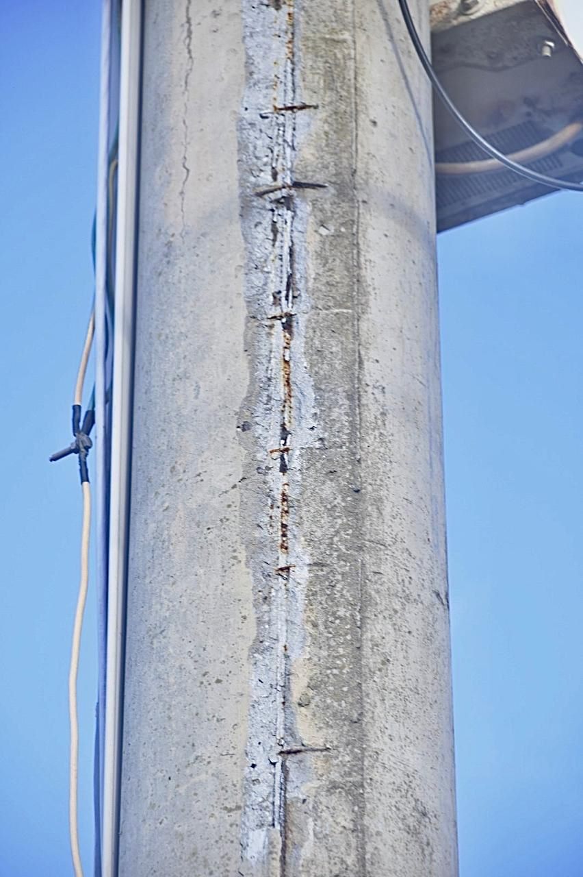 Fisura vertical en poste de hormigón