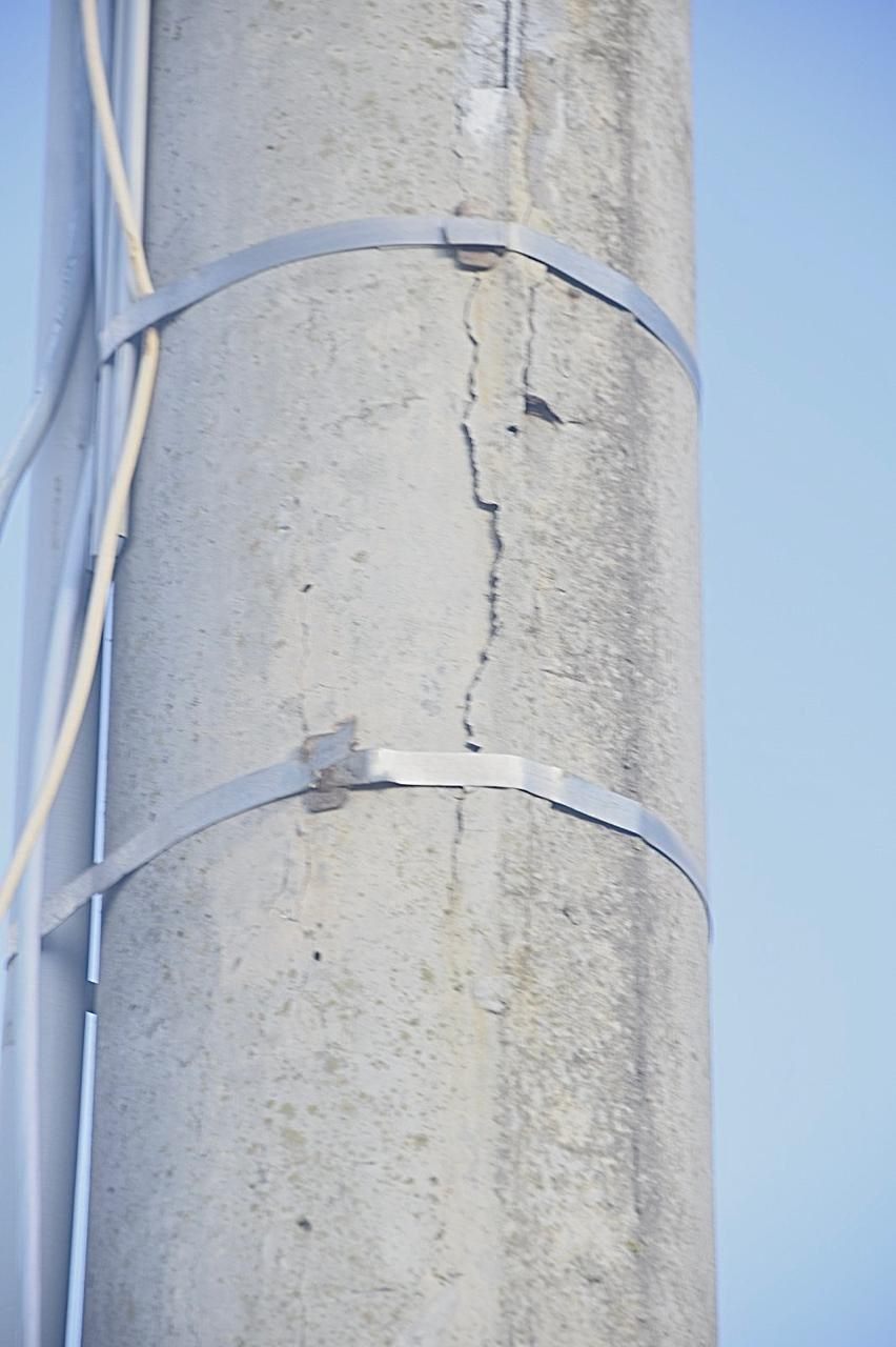 Fisura vertical activa en poste de hormigón