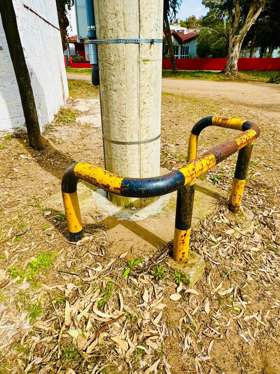 Base de poste con protección