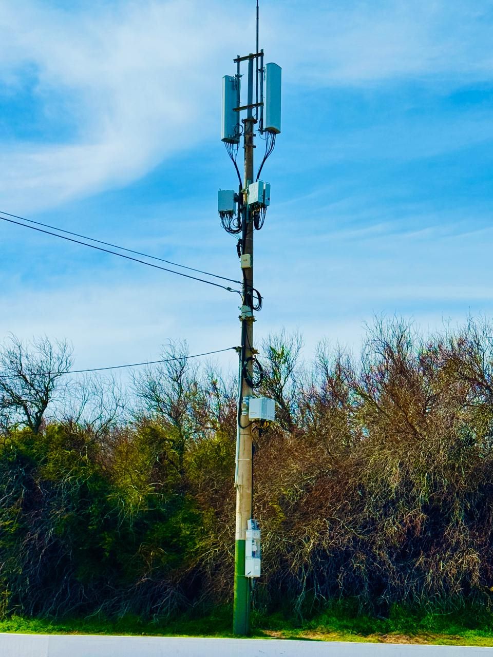 Poste de telecomunicaciones en zona de médanos
