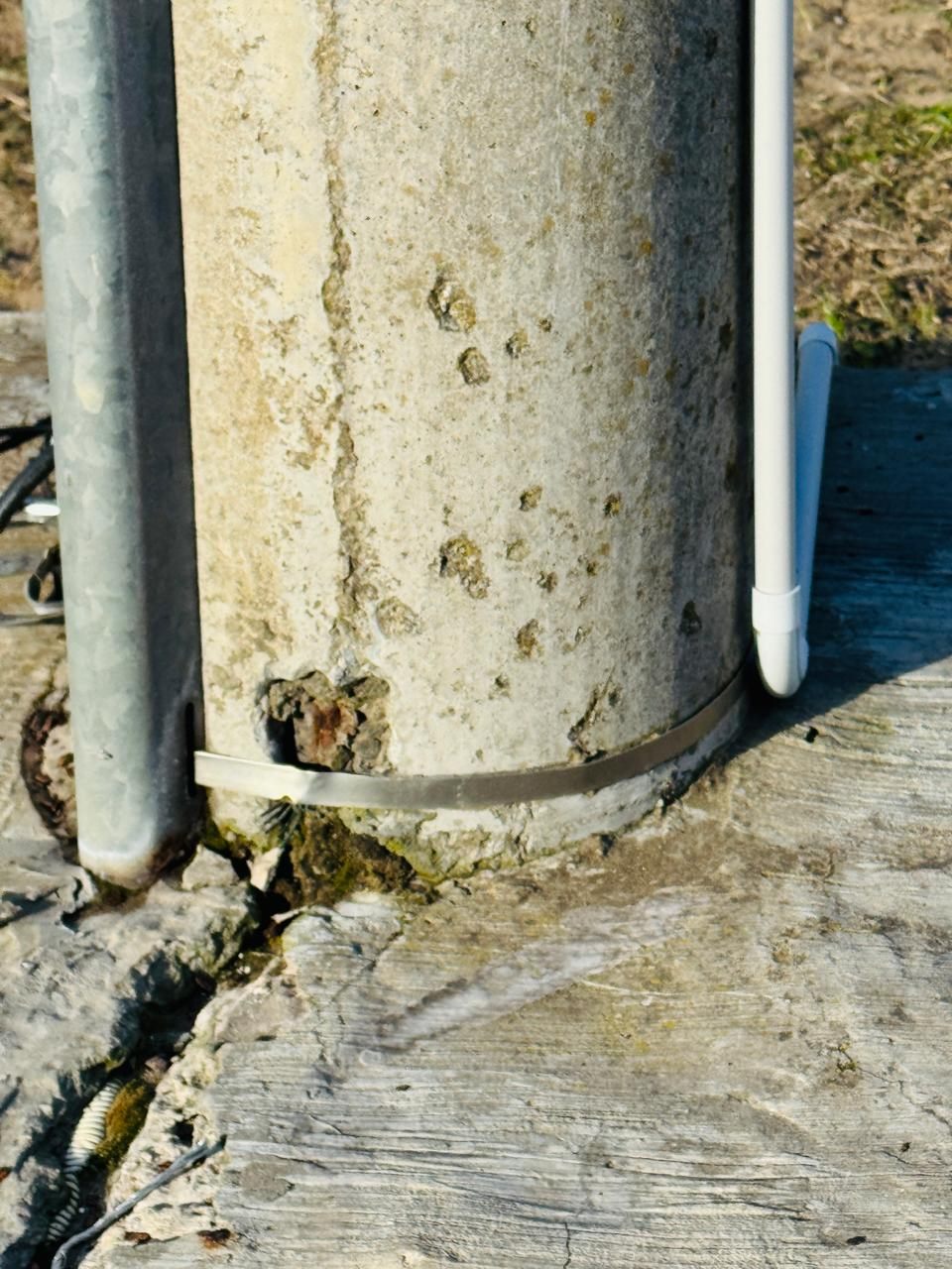 Poste de telecomunicaciones en vía pública