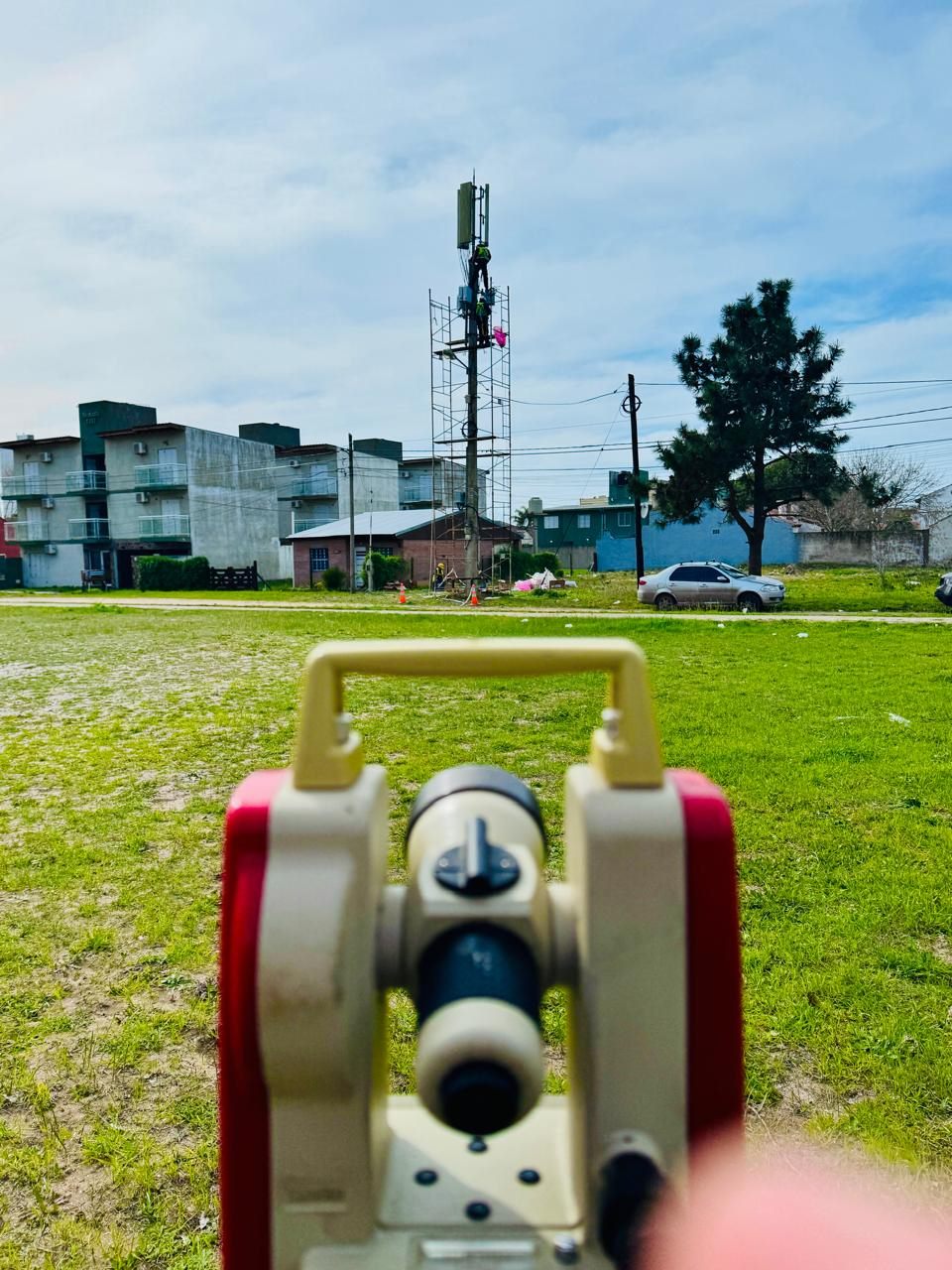 Medición con teodolito durante trabajos de montaje en altura